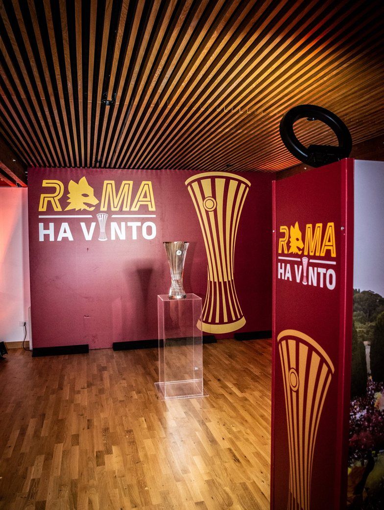 Totem e parete giallorossi con trofeo