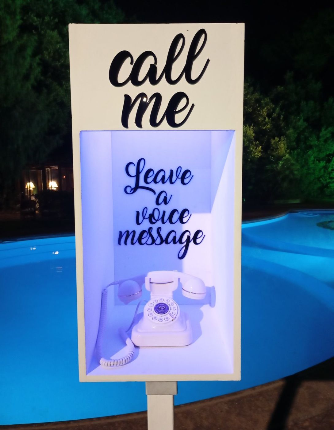 Audio Guestbook: telefono vintage bianco con insegna Call me a bordo piscina