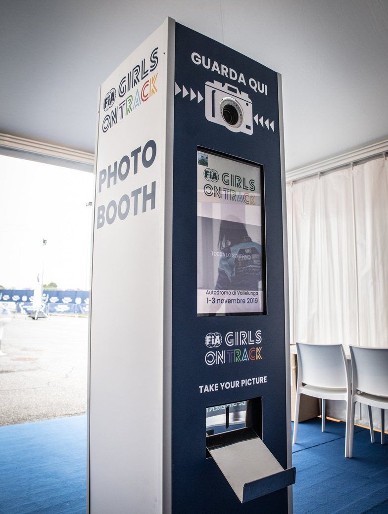 Totem photobooth brandizzato bianco e blu
