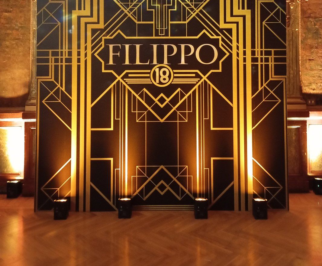 Fondale stampato nero e oro in stile Art Déco per un diciottesimo