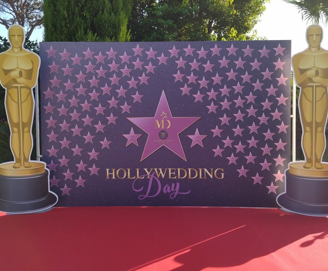 Fondale a tema Hollywood con stelle, statue dorate e tappeto rosso