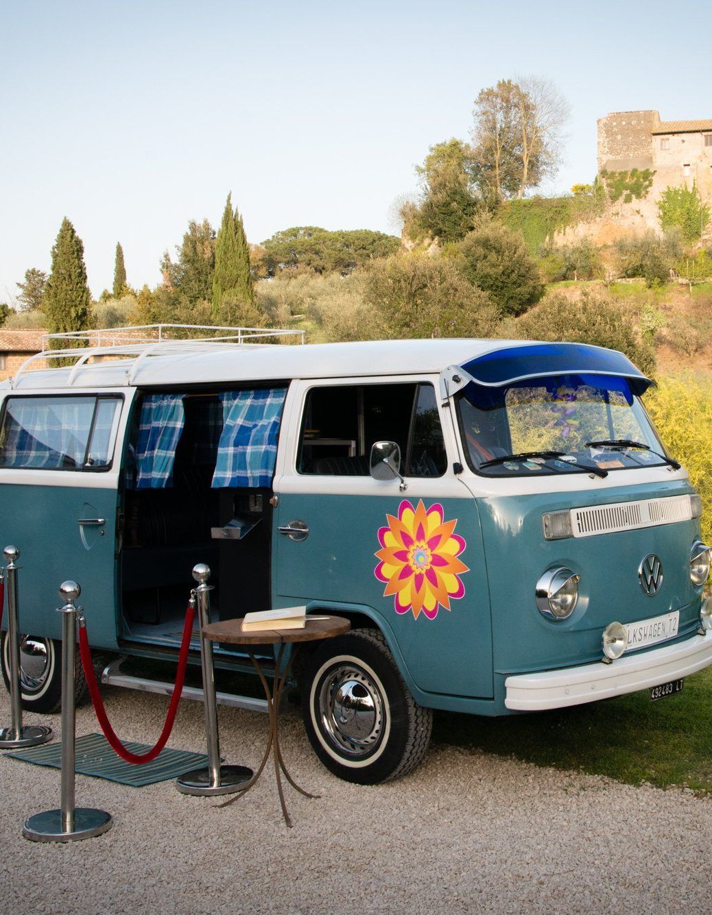 Photobus Volkswagen T2 azzurro in campagna