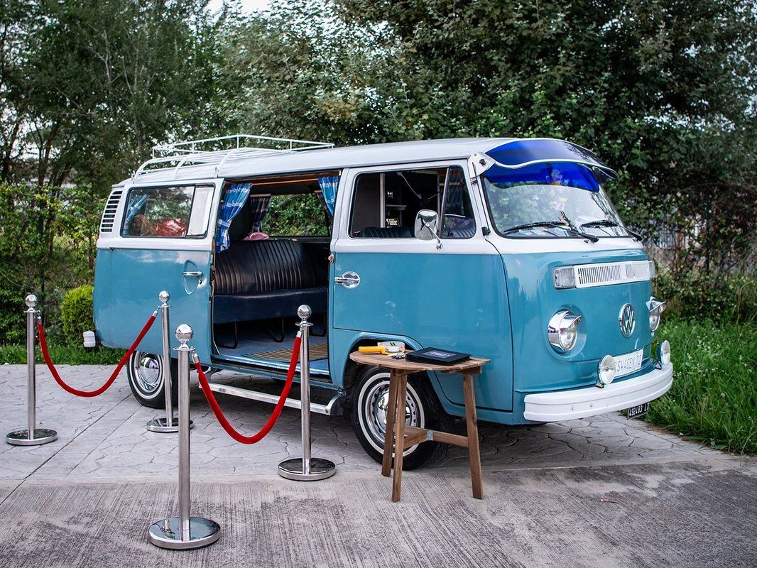 Photobus Volkswagen T2 azzurro con paline e cordone rosso