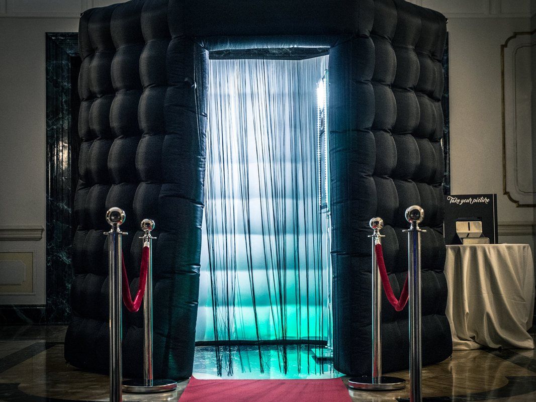 Room Booth gonfiabile nero con tappeto rosso