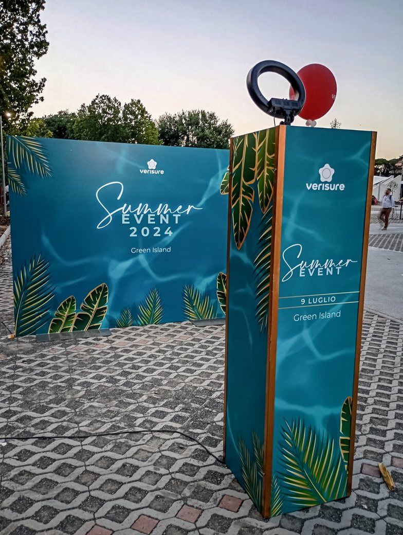 Totem e fondale brandizzati a un evento estivo aziendale